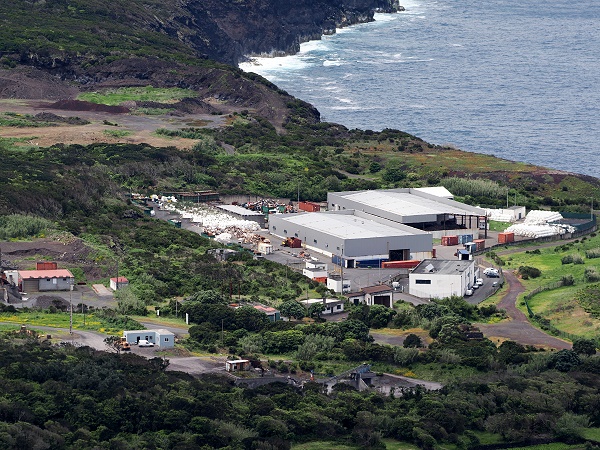 Mülltrennanlage im Norden von Faial