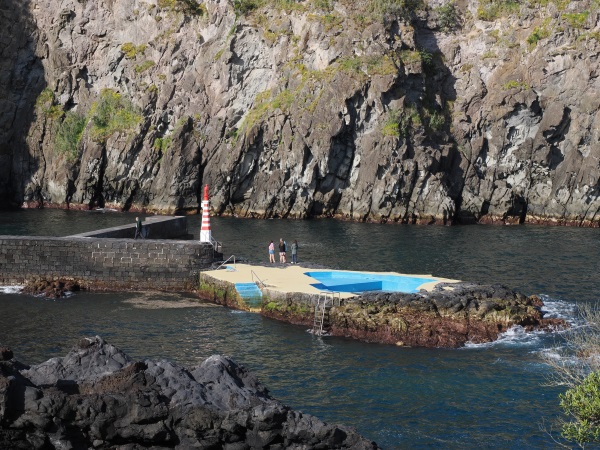 Badebecken in Caloura