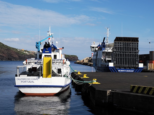 Kleine und große Fähre im Hafen von Velas
