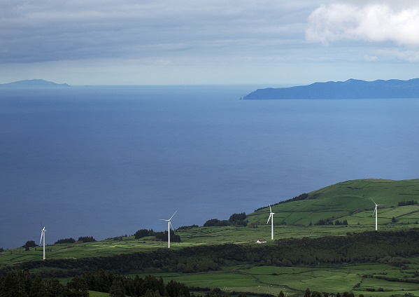Windräder vor Sao Jorge und Graziosa