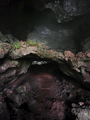 Zwischenboden aus Lava in der mittleren Höhle