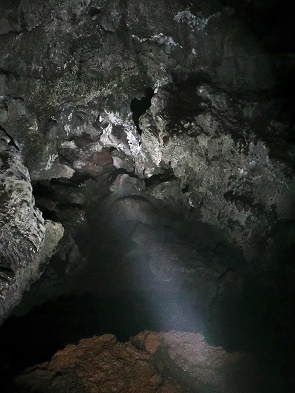 Lichtstrahl in der rechten Höhle