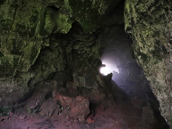 Tunnel mit Licht in der linken Höhle