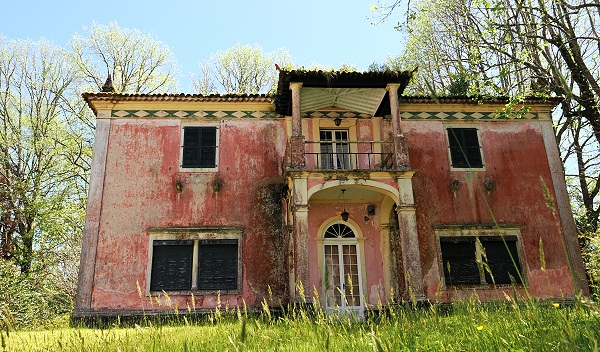 Alte verfallene Villa im Zentrum