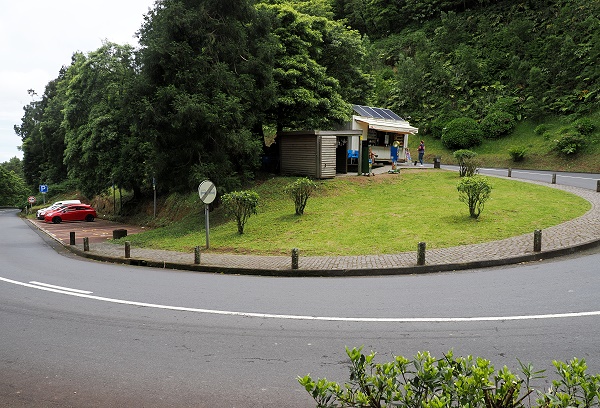 Straße vor dem Eingang