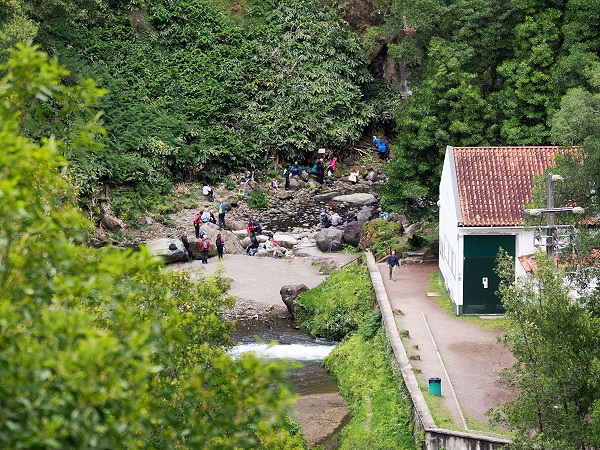 Am Fuß vom Wasserfall