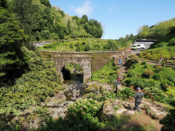 Brücke und Parkplatz