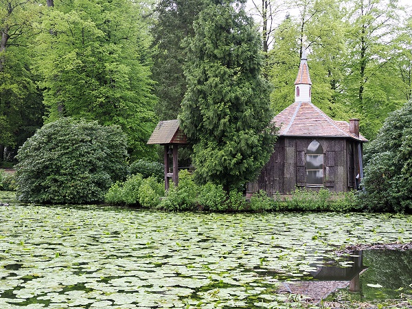 Seerosenteich mit Kapelle