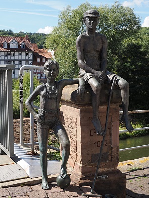 Knaben an der Brücke