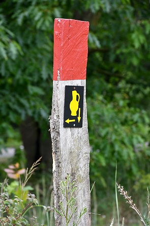 Wegweiser mit Piktogramm