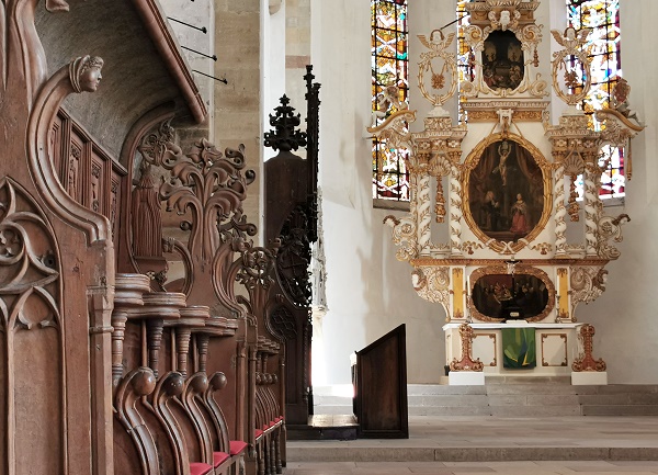 Chorgestühl und Altar