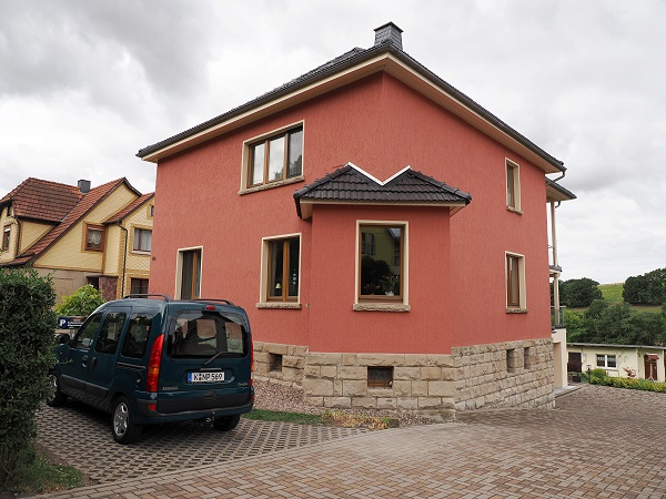 Haus und Parkplatz