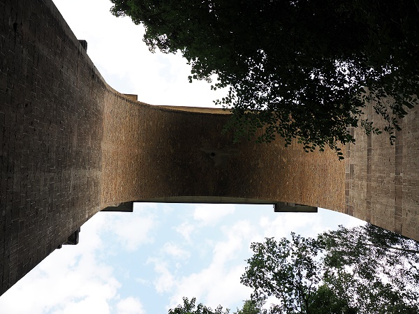 Bogenbrücke von unten