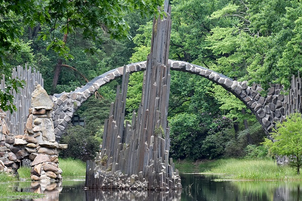 Basaltsäule mit Brücke
