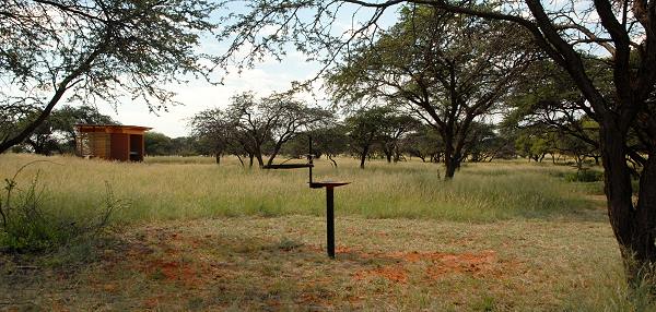 Toilette und Grillplatz