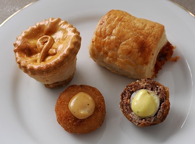 H&auml;ppchen beim High Tea