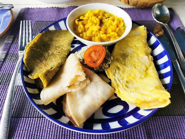 Diverse Pfannkuchen mit Dal